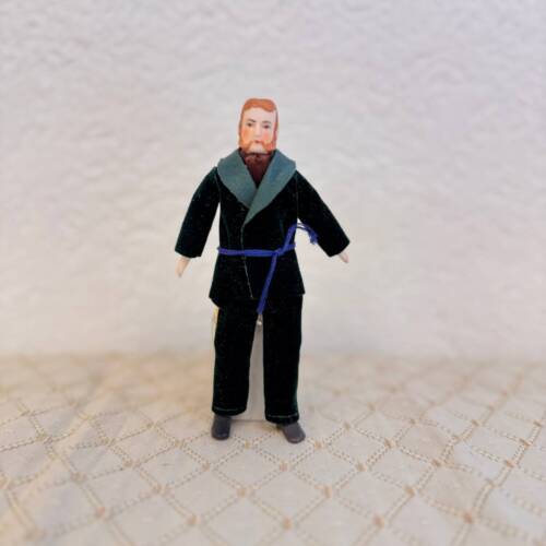 Miniaturpuppe aus Porzellan, Mann im Samtanzug für Puppenstube, 1:12