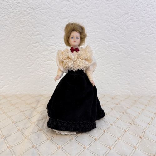 Miniaturpuppe aus Porzellan im Samtrock für Puppenstube, 1:12