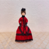 Miniaturpuppe aus Porzellan im roten Kleid für Puppenstube, 1:12