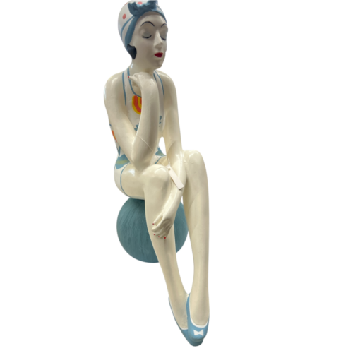 Badenixe auf einem Ball sitzend, gross - trägt einen blumengemusterten Badeanzug